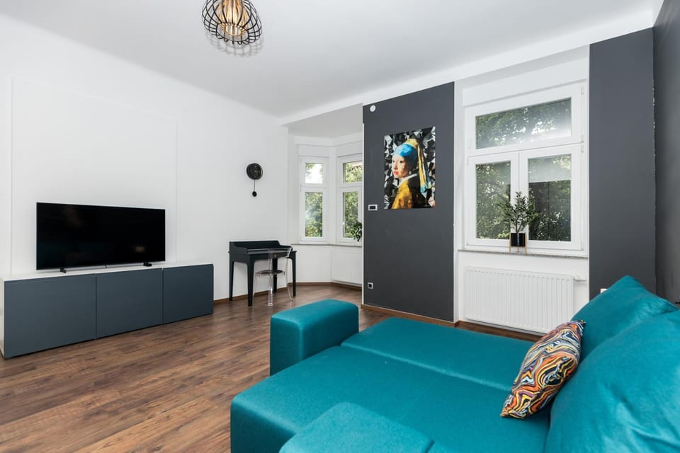 TV and multimedia, Seating area, Bedroom