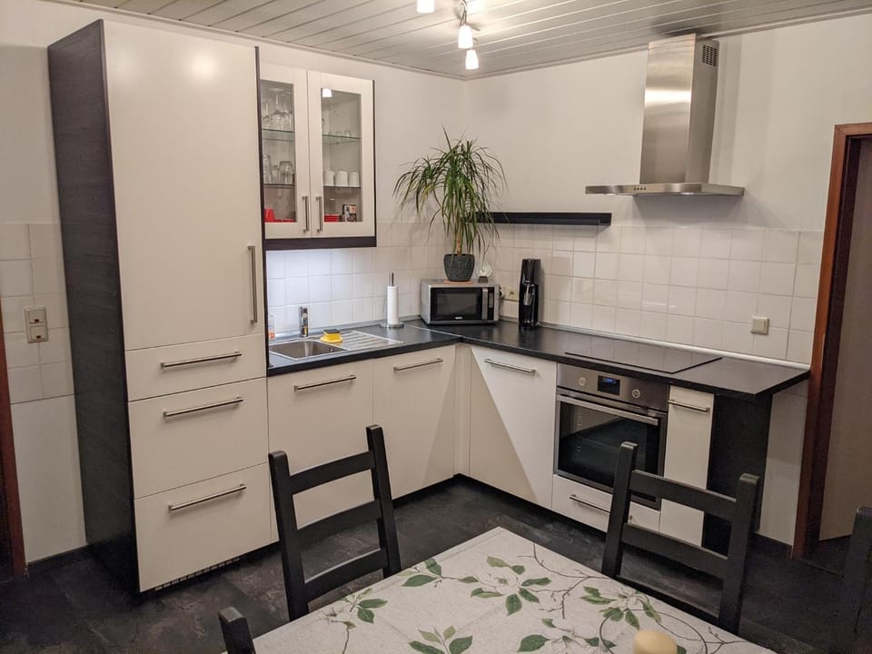 Coffee/tea facilities, Dining area, Garden view, Quiet street view, dishwasher, heating, internet, microwave, oven, stove, toaster, towels, kitchen