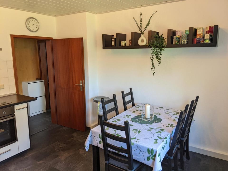 Coffee/tea facilities, Dining area, Garden view, Quiet street view, dishwasher, heating, internet, microwave, oven, stove, toaster, towels, kitchen