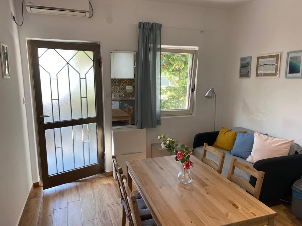 Living room, Seating area, Dining area, air conditioner