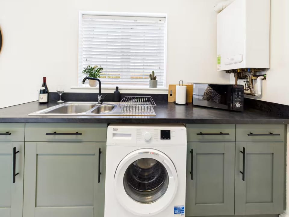 2 Bedroom House in Port Talbot with Parking, Ideal for Contractors House in Wales