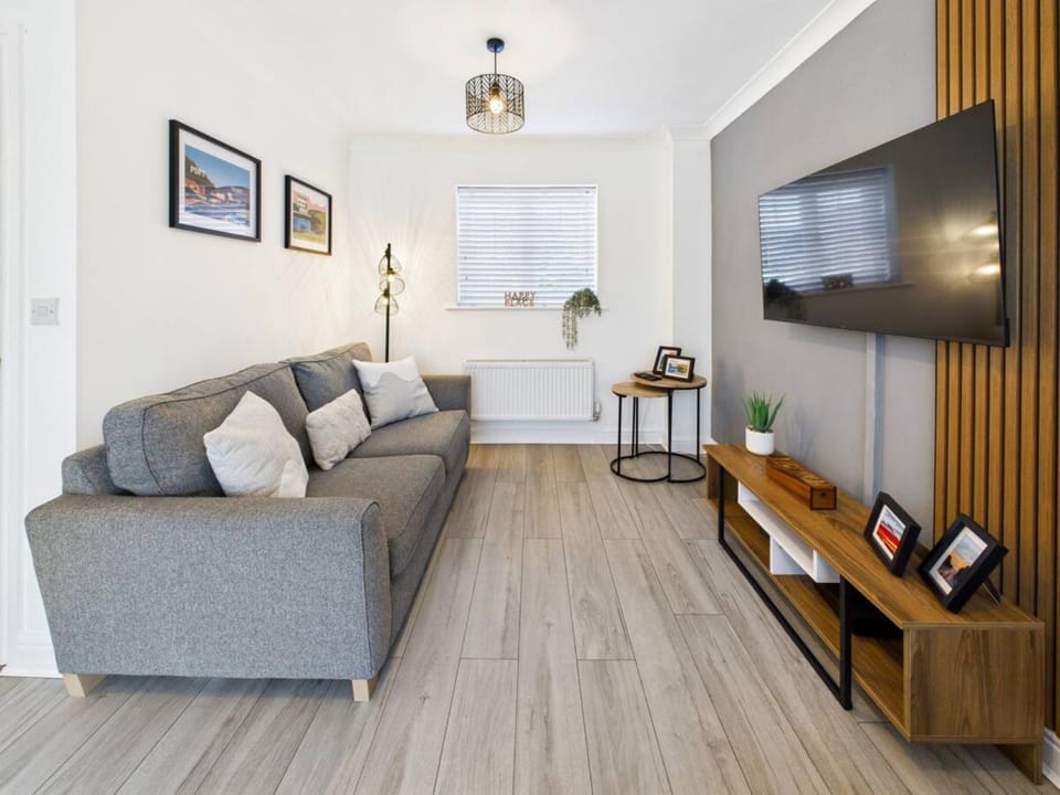 2 Bedroom House in Port Talbot with Parking, Ideal for Contractors House in Wales