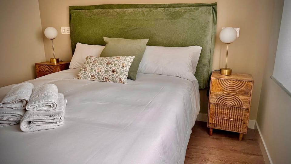 Bed, Bedroom, towels