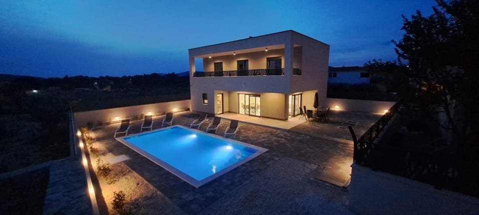 Night, Pool view, Swimming pool, sunbed