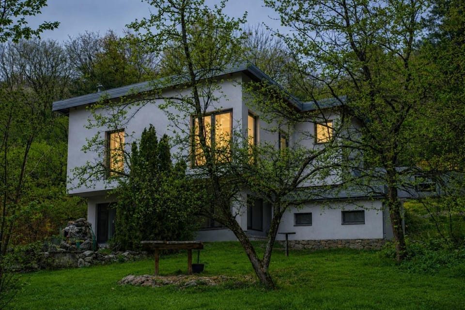 Sarajevo Hills-POOL&JACUZZI private garden Home-Near Old Town Apartment in Sarajevo