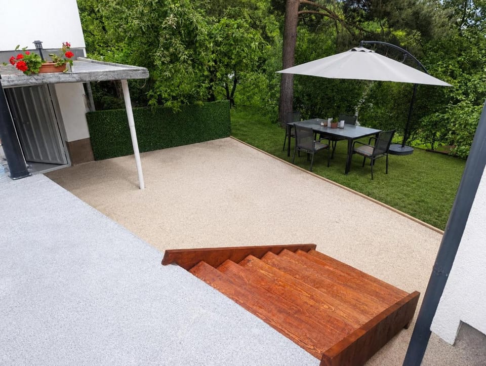 Sarajevo Hills-POOL&JACUZZI private garden Home-Near Old Town Apartment in Sarajevo