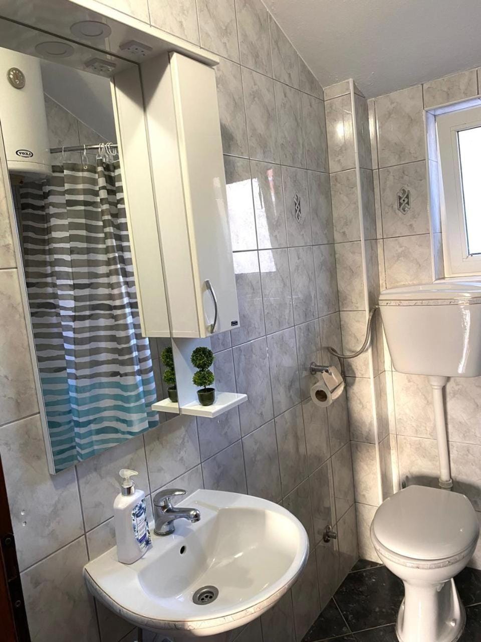 Shower, Toilet, Bathroom, bidet, towels