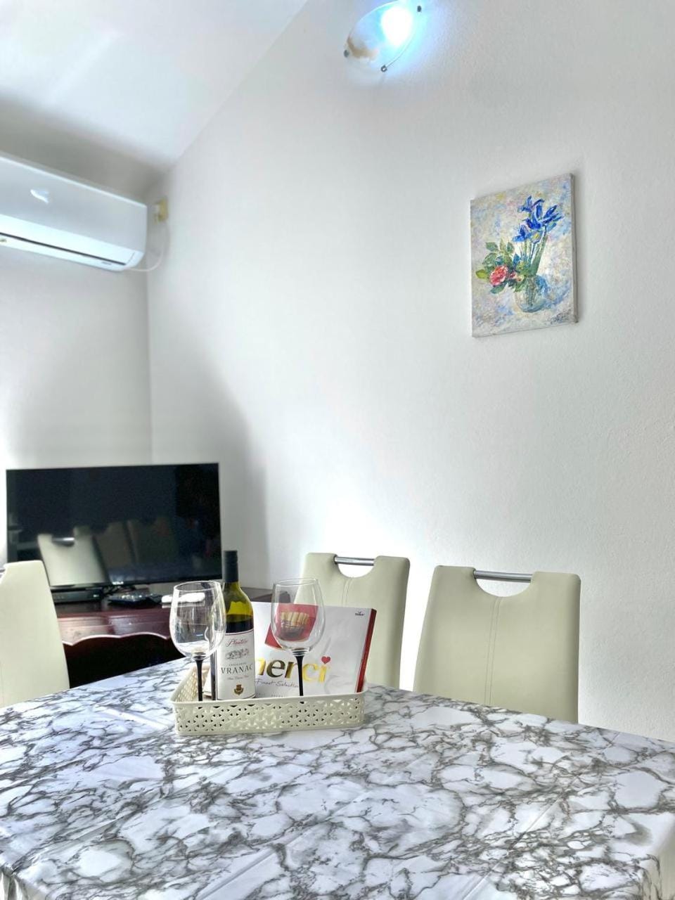 TV and multimedia, Living room, Seating area, Dining area, air conditioner