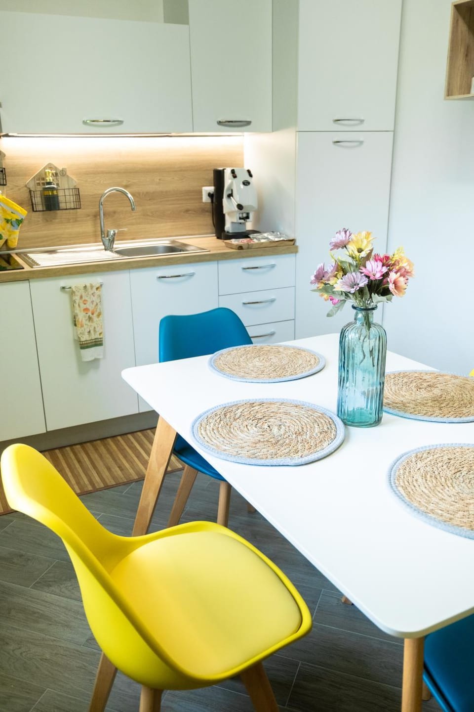 Kitchen or kitchenette, Living room, Seating area, Dining area