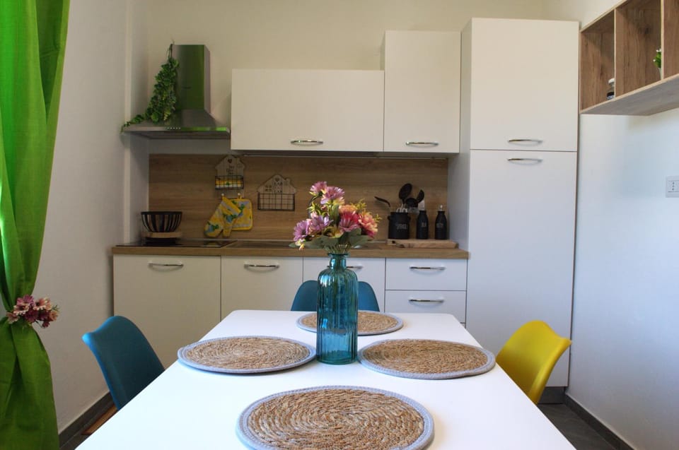 Kitchen or kitchenette, Dining area, minibar, stove
