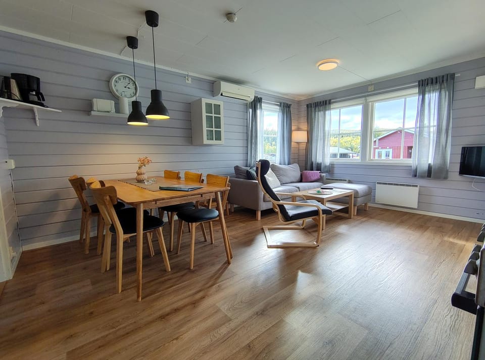 TV and multimedia, Living room, Seating area, Dining area