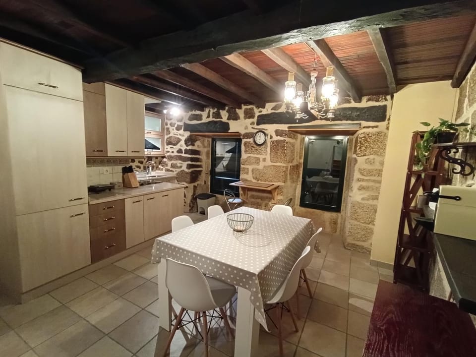 Kitchen or kitchenette, Dining area, oven, pet friendly, stove
