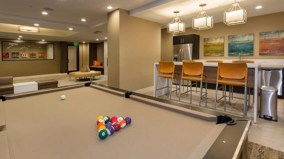 Billiard, Game Room