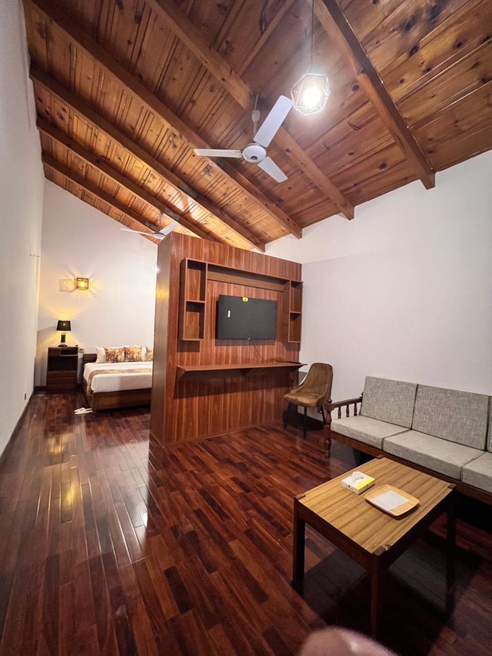TV and multimedia, Photo of the whole room, Seating area, Bedroom