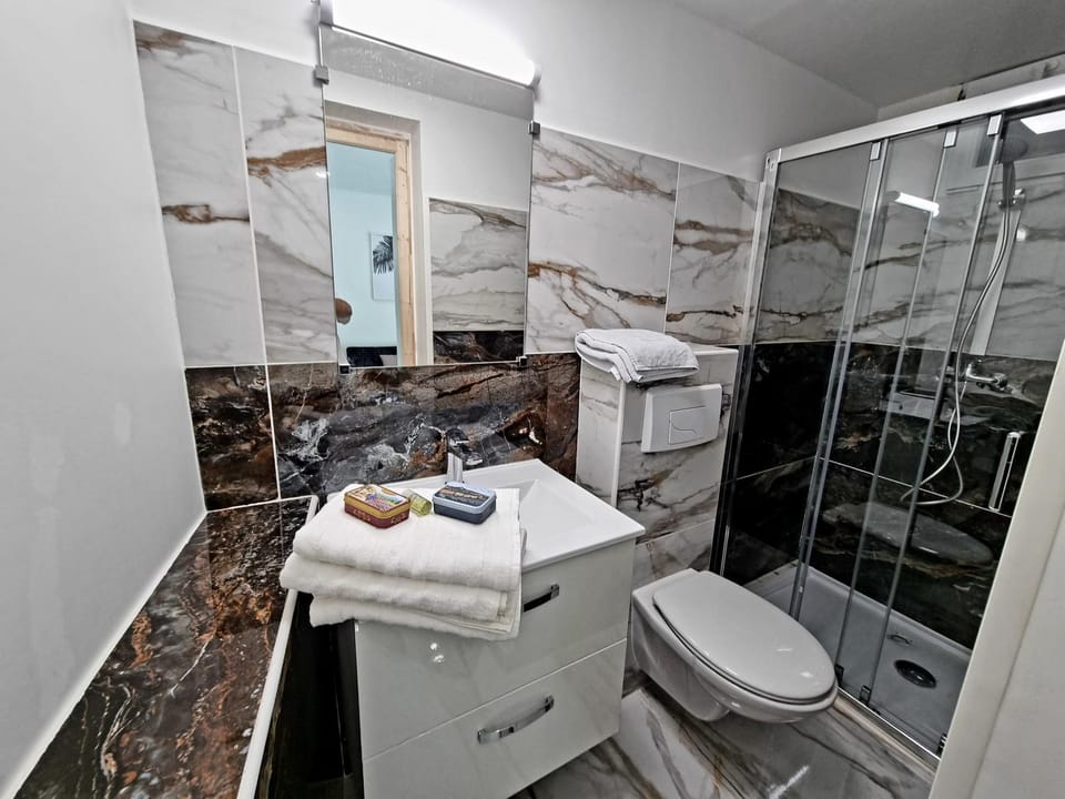 Shower, Toilet, Bathroom, towels