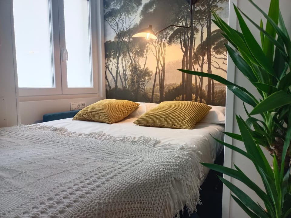 Photo of the whole room, Bedroom
