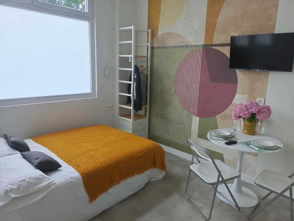 Bed, Dining area