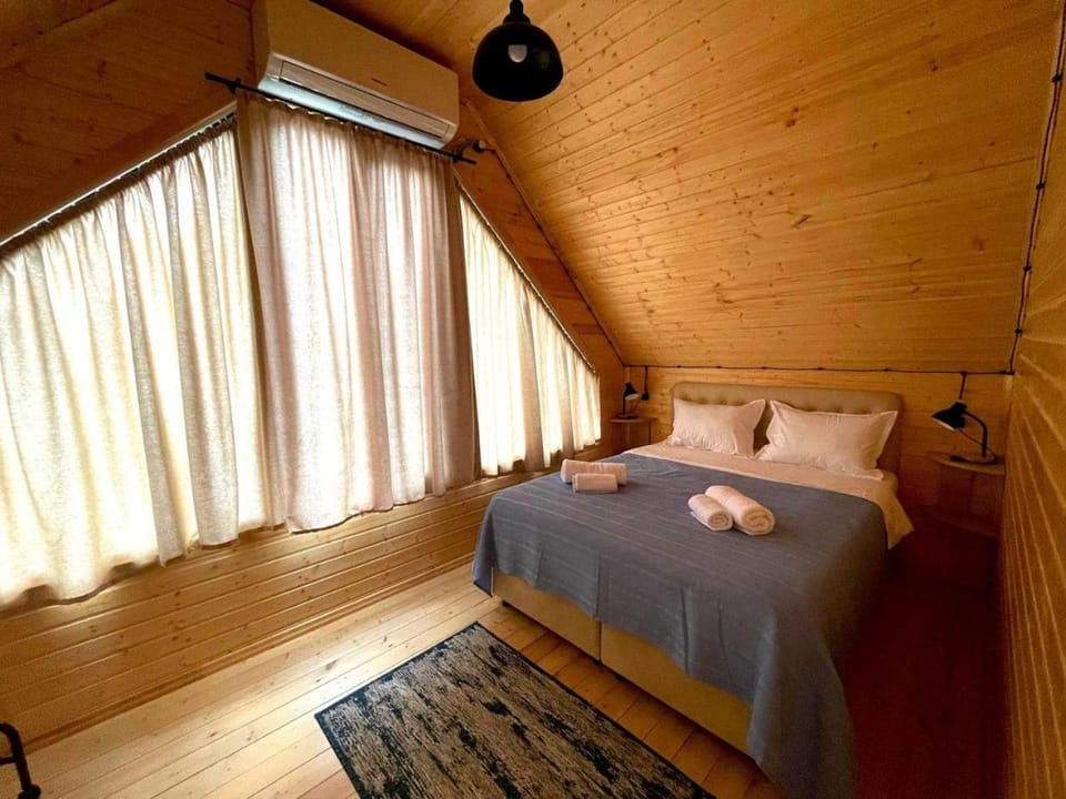 Bed, Photo of the whole room, Bedroom, towels