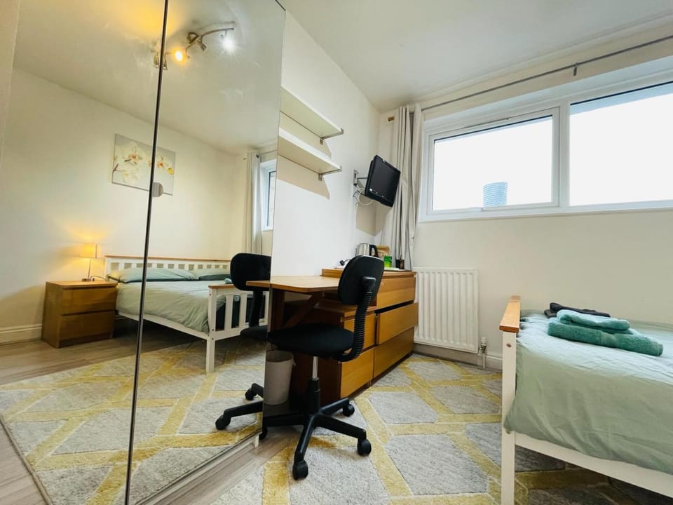 Bed, TV and multimedia, Photo of the whole room, Bedroom