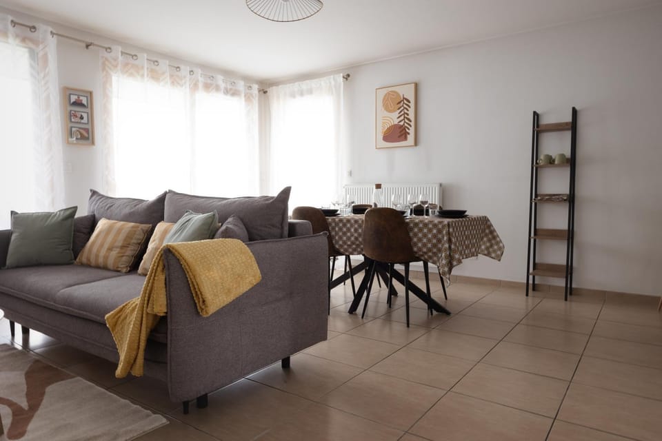 Seating area, Dining area