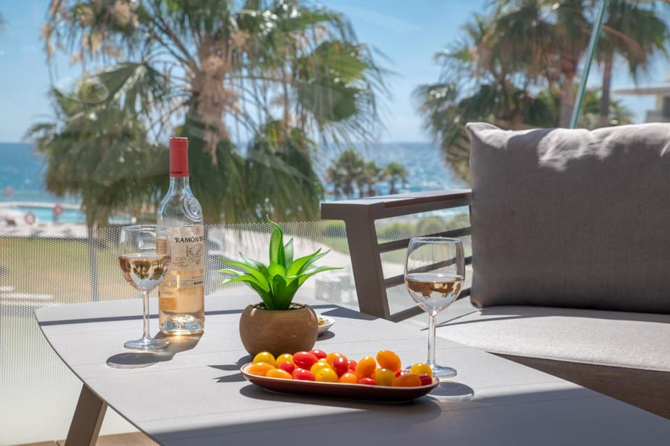 Balcony/Terrace, Food and drinks, Sea view, Lunch, Drinks