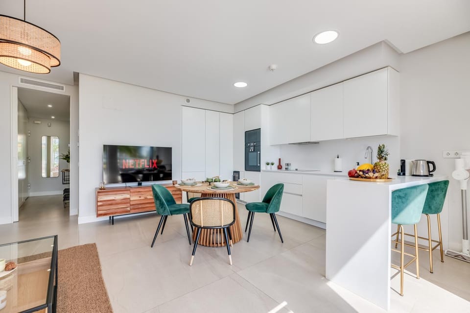 TV and multimedia, Coffee/tea facilities, Kitchen or kitchenette, Seating area, Dining area, minibar, stove