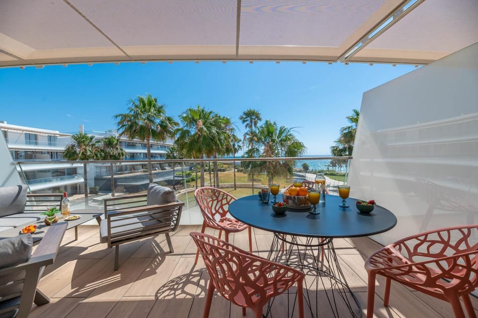 Balcony/Terrace, Food and drinks, Seating area, Sea view