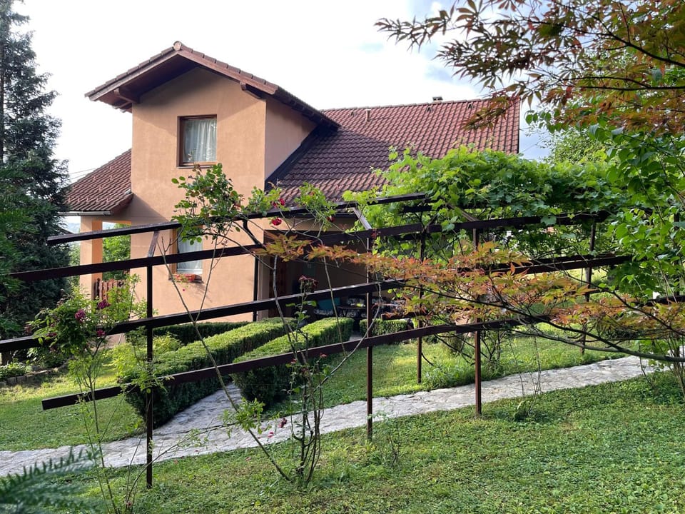 Property building, Spring, Day, Natural landscape, Garden, Garden view