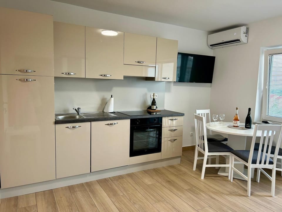 Kitchen or kitchenette, Dining area, dishwasher, oven, stove