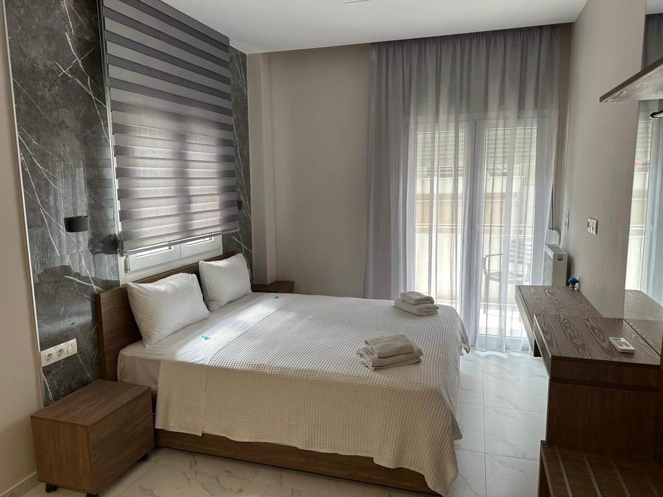 Bed, TV and multimedia, Photo of the whole room, Bedroom, towels