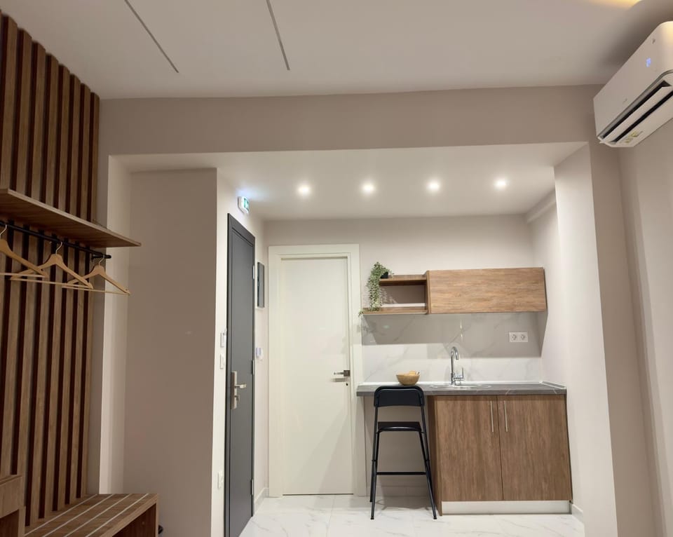 Kitchen or kitchenette, Dining area, minibar, air conditioner