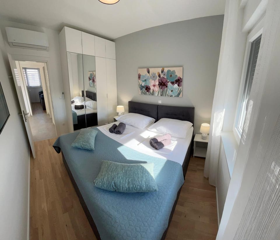 Bed, Bedroom, wardrobe, air conditioner