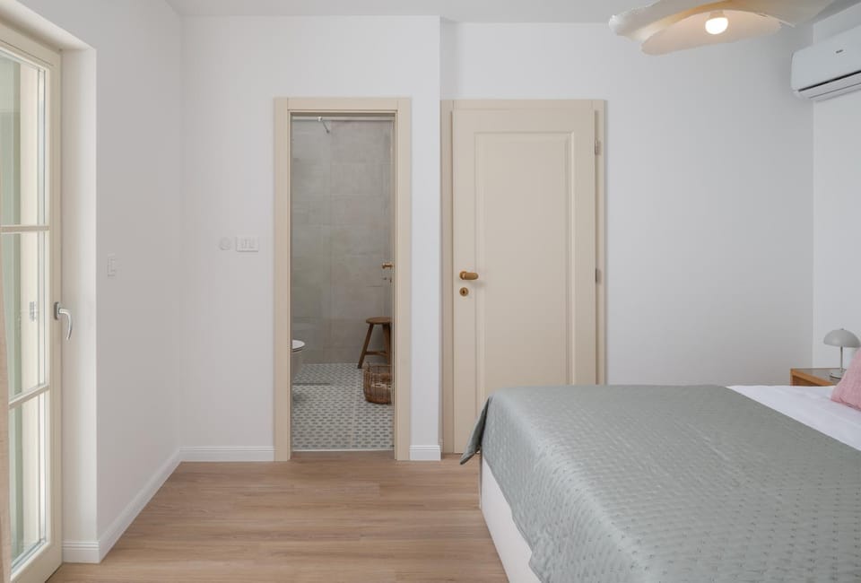 Bed, Bedroom, air conditioner