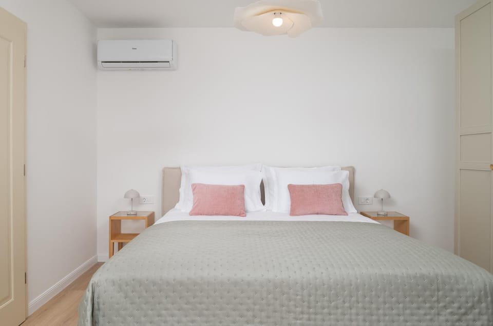 Bed, Bedroom, air conditioner