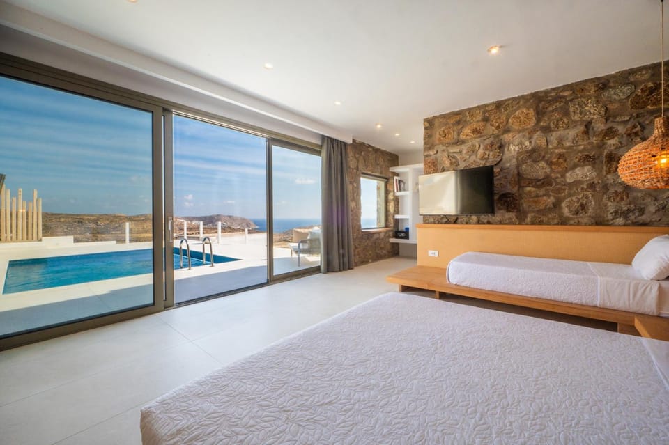 Bed, View (from property/room), Balcony/Terrace, Bedroom, Pool view, Swimming pool, towels