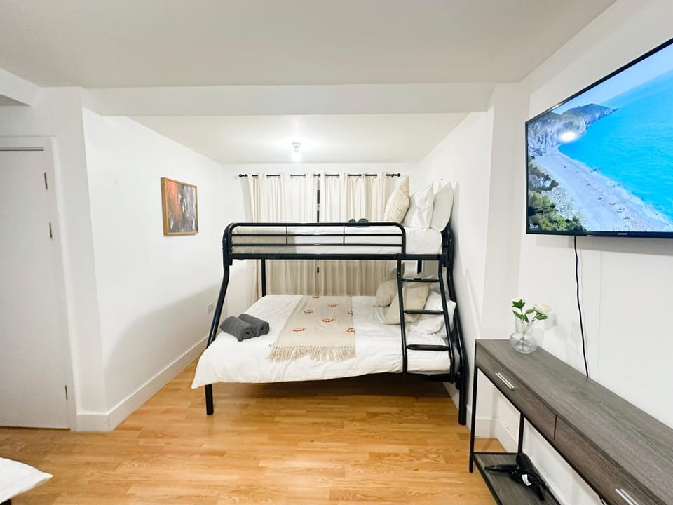 Bed, TV and multimedia, Bedroom, bunk bed