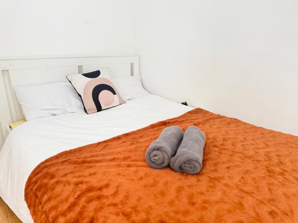 Bed, Bedroom, towels, towels