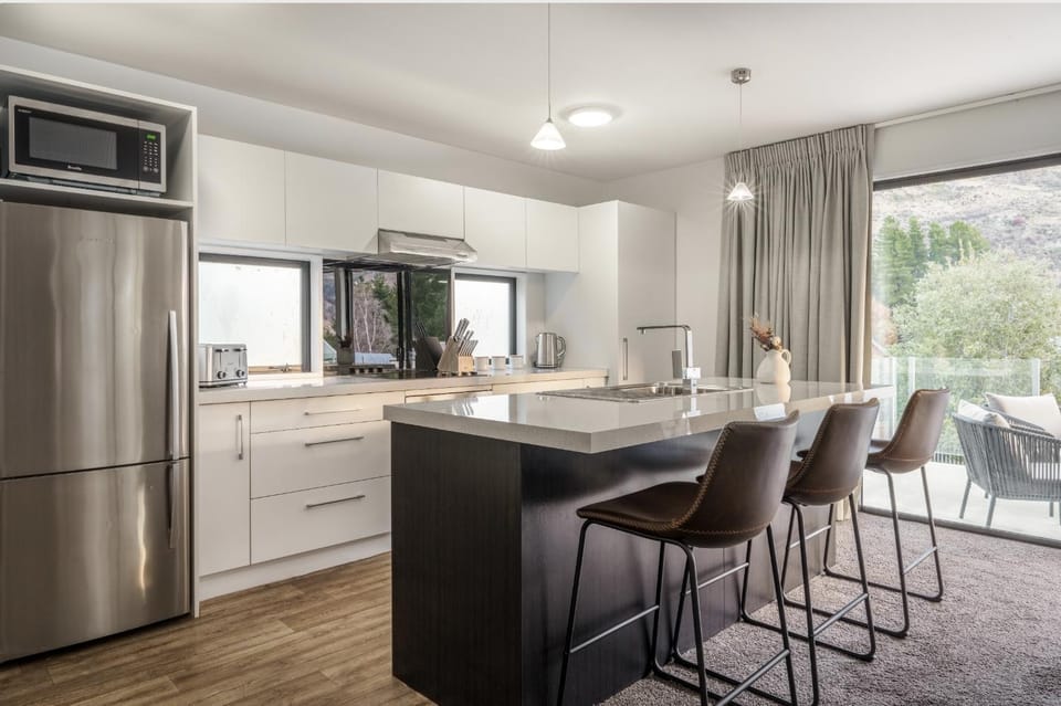 Coffee/tea facilities, Kitchen or kitchenette, dishwasher, oven, stove, toaster