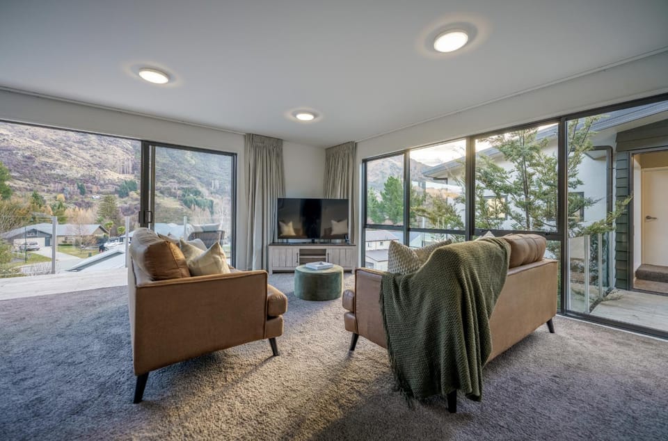 Natural landscape, TV and multimedia, Living room, Seating area, Mountain view