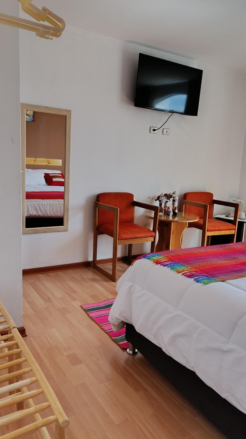 Bed, TV and multimedia, Photo of the whole room, Bedroom