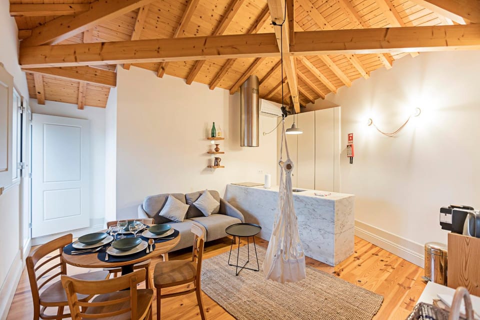 Charming Retreat with Balcony Apartment in Porto