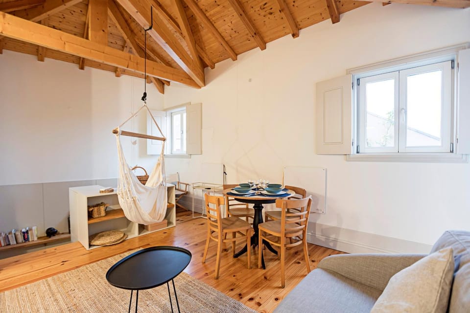 Charming Retreat with Balcony Apartment in Porto