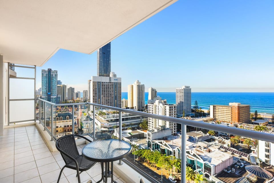 Stunning Chevron Apartment 3 Pools - Optimise BNB Apartment in Surfers Paradise