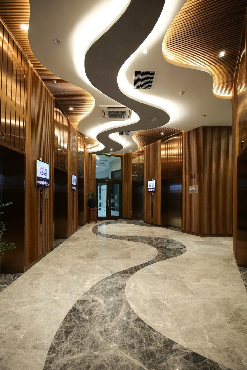 Communal lounge/ TV room, concierge, elevator