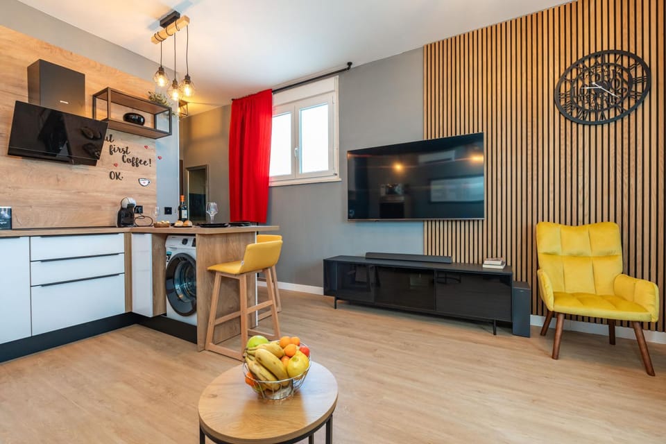 TV and multimedia, Kitchen or kitchenette, Living room
