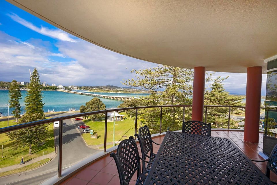 View (from property/room), Balcony/Terrace, Dining area, Lake view