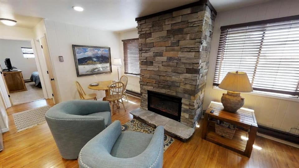 Day, Living room, Seating area, Dining area, Bedroom, fireplace, furniture