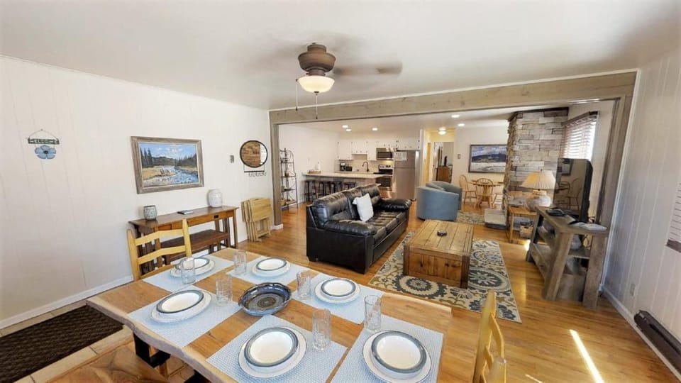 Bed, Kitchen or kitchenette, Living room, Seating area, Dining area, Bedroom, fireplace, furniture, kitchen