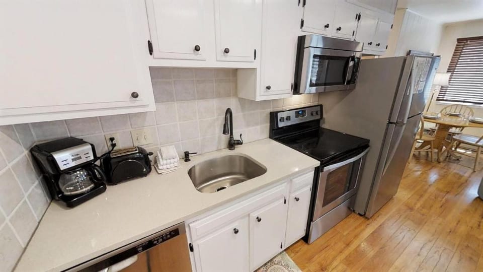 Day, Coffee/tea facilities, microwave, oven, stove, toaster, kitchen