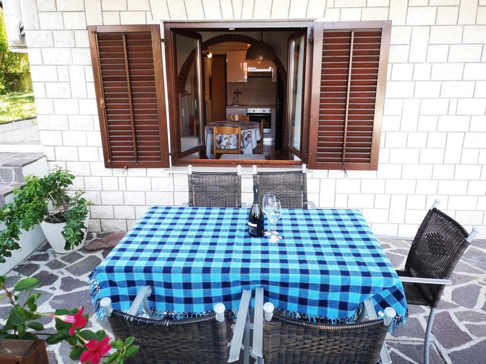 Patio, Living room